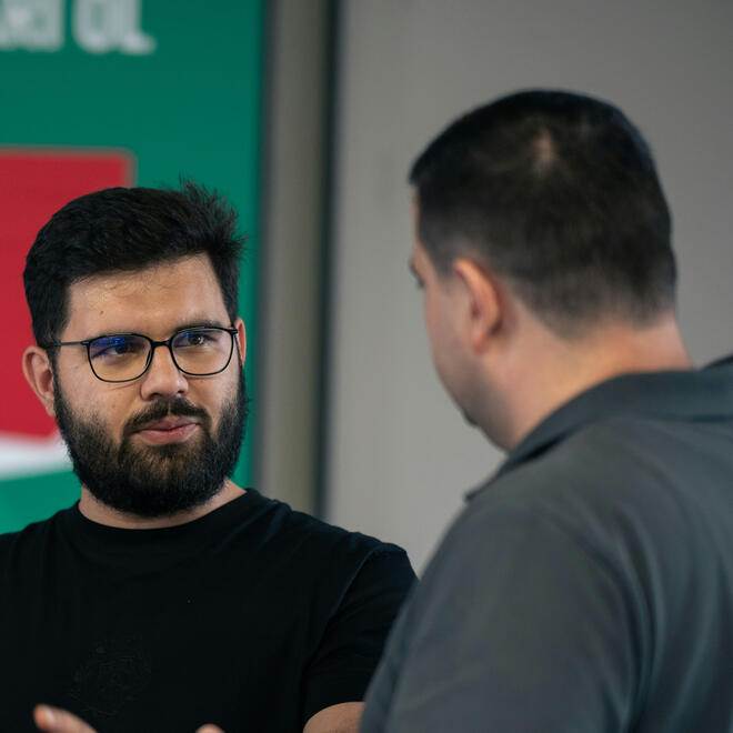 Entendemos cómo funciona tu empresa Hombres conversando