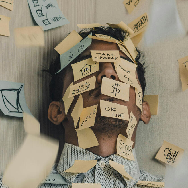 Identificamos dónde se genera el caos Hombre con postits en la cara